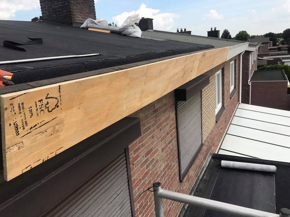 Nieuw boeiboord langs een plat dak, tijdens het werk
