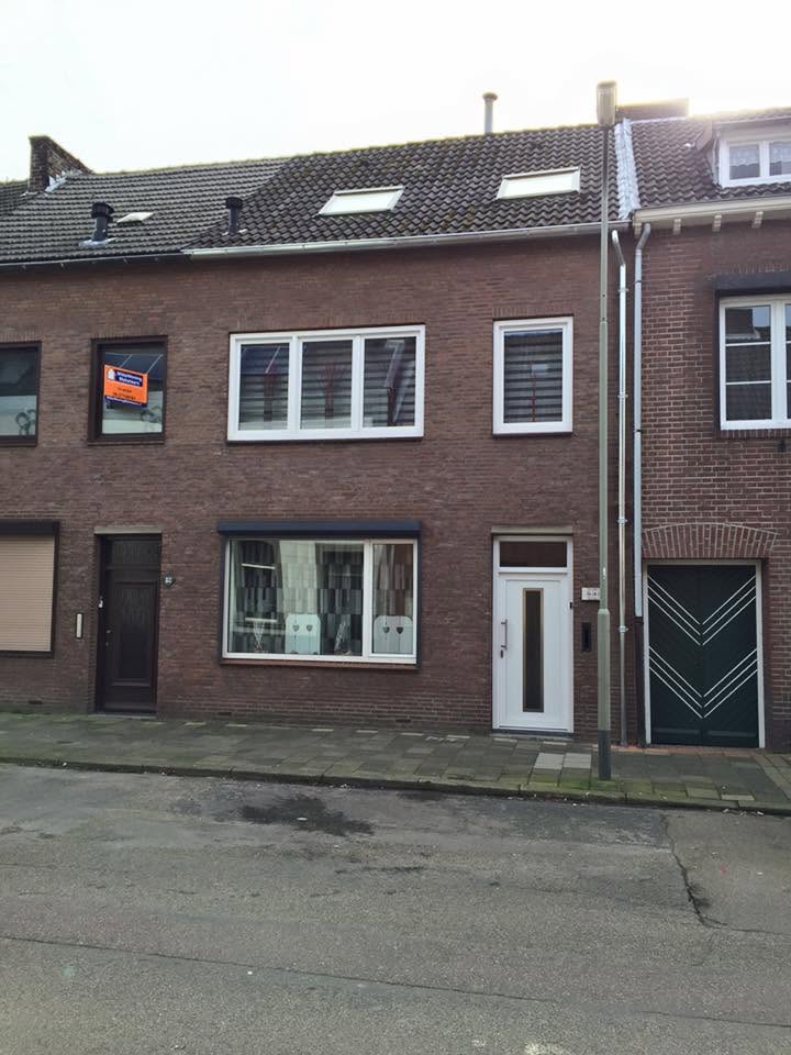 Rijwoning met pannendak en dakramen