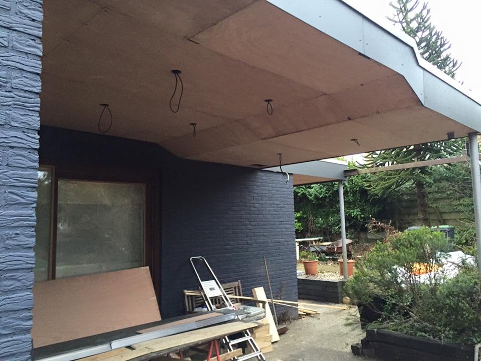 Grote overkapping in aanbouw met houten plafond