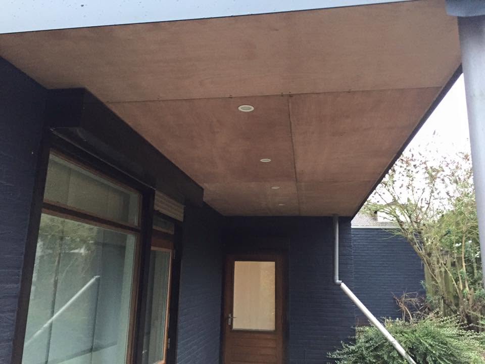 Afgewerkte overkapping met houten plafond en zinken goot