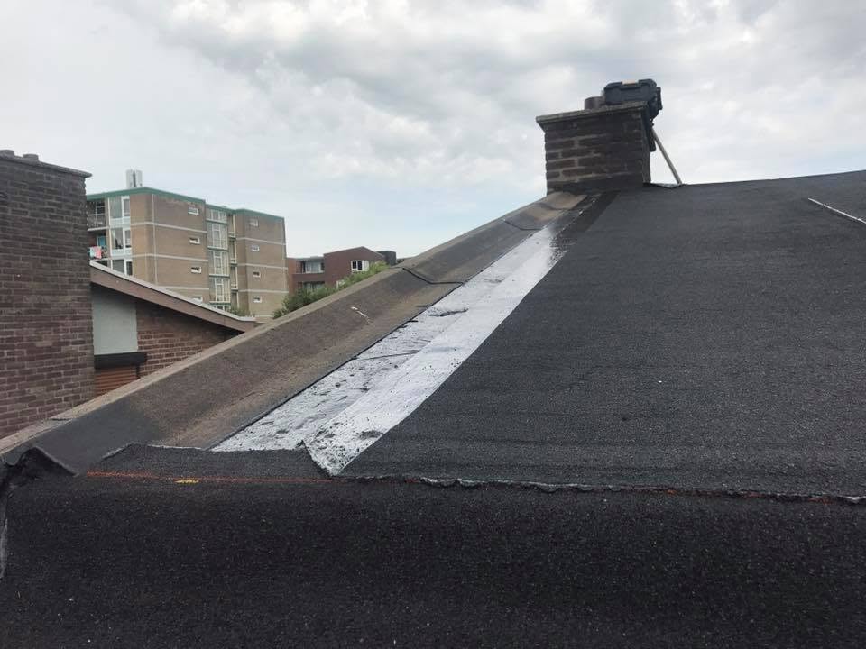 Plat dak met nieuwe aansluiting langs de schoorsteen