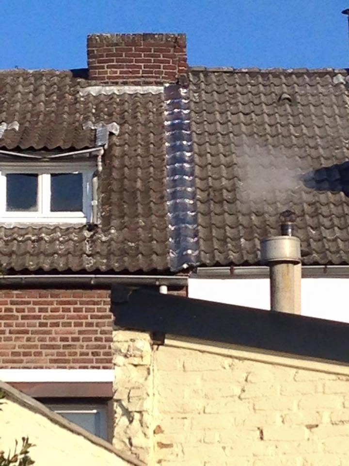 Dezelfde schoorsteen met nieuw loodwerk, na de werkzaamheden