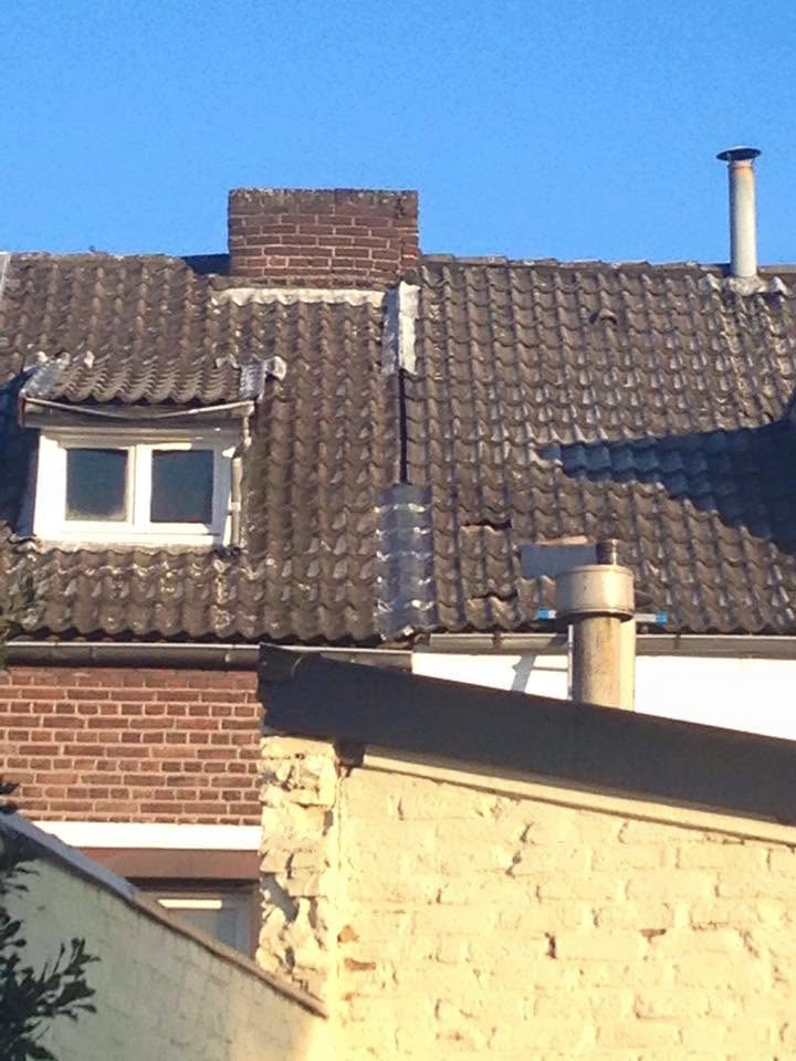 Schoorsteen en dakkapel met oud loodwerk, voor de werkzaamheden