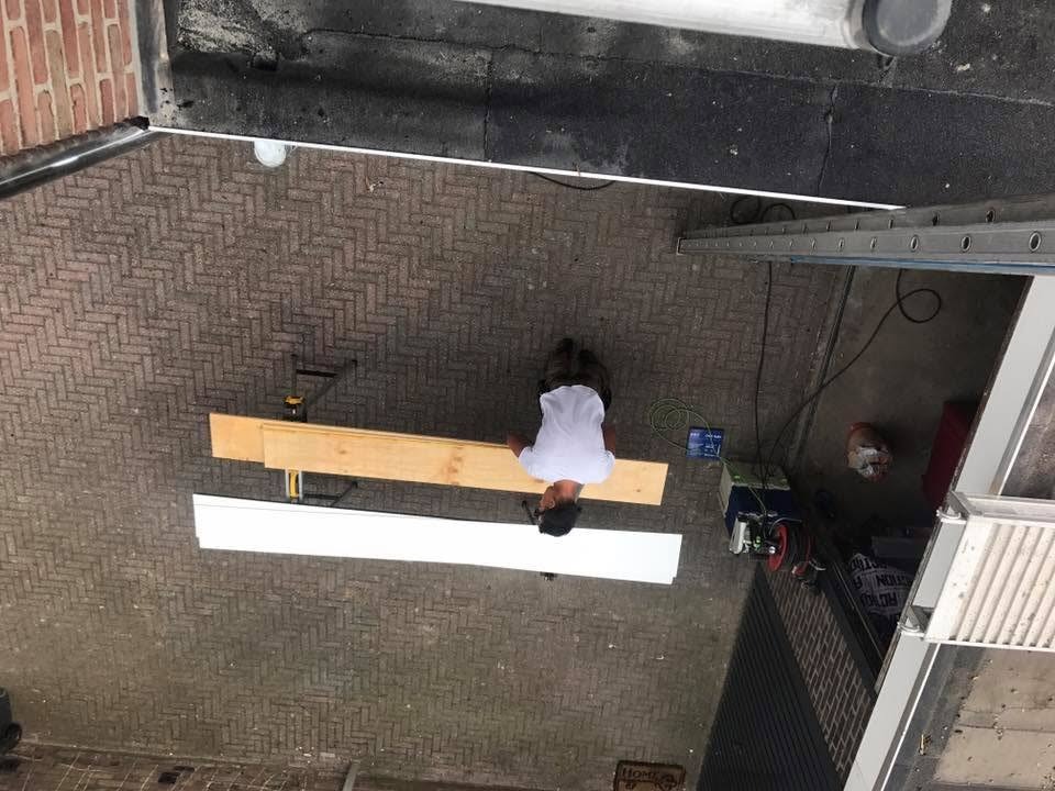 Vanaf het dak gezien: boeiboorden worden op maat gezaagd op de oprit