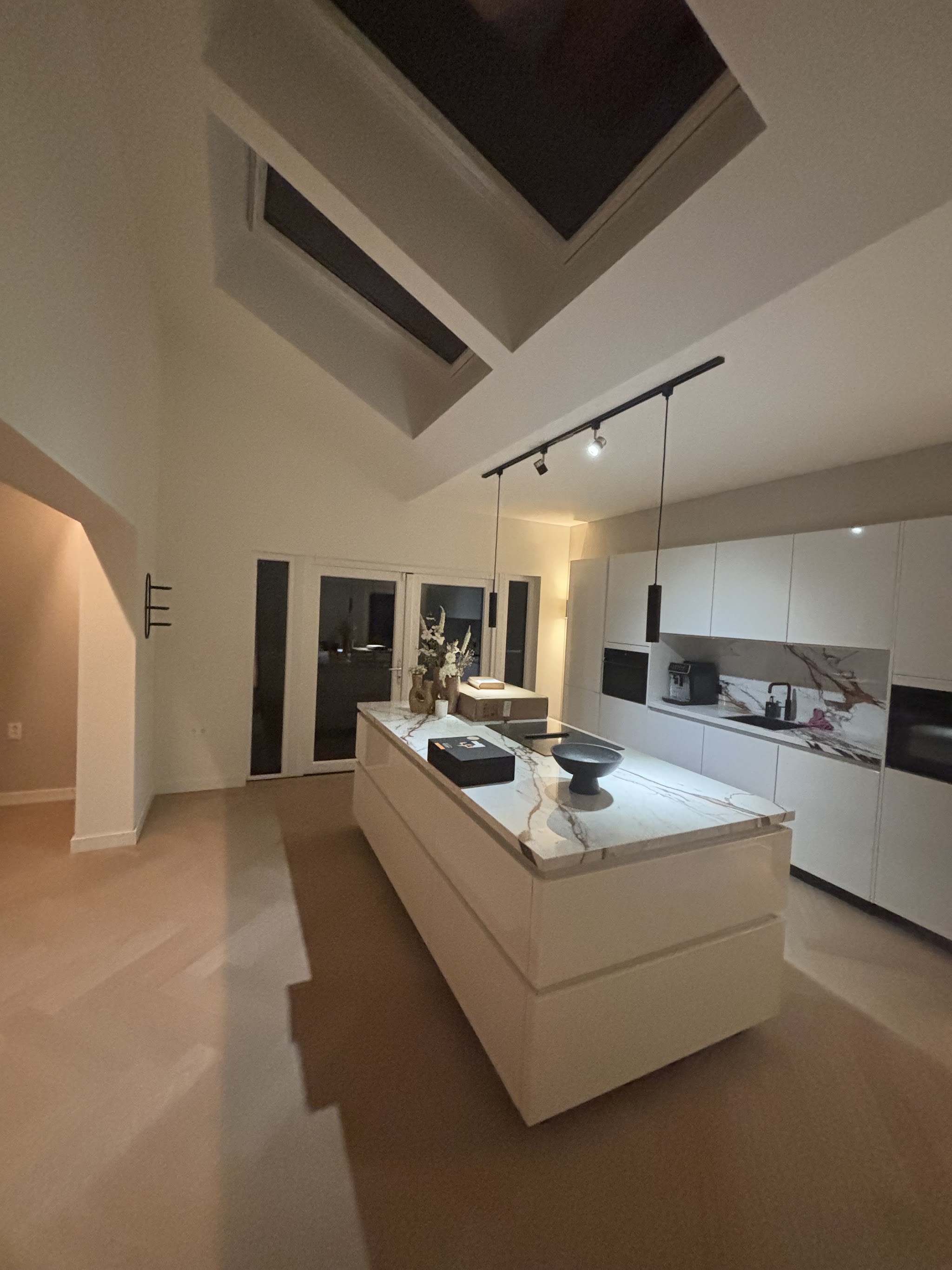 Keuken met veel daglicht door nieuwe dakramen
