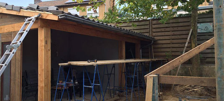 Houten overkapping in de tuin tijdens de bouw