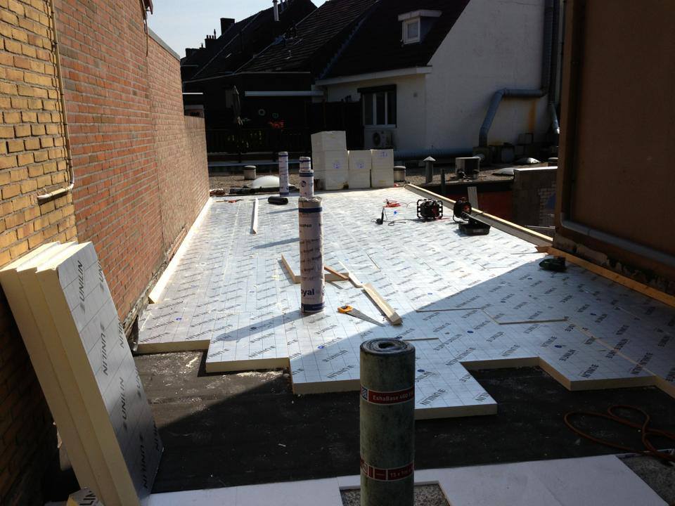 Plat dak met nieuwe isolatieplaten tijdens het werk