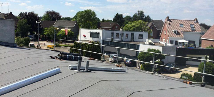 Afgewerkt plat dak met uitzicht over de wijk