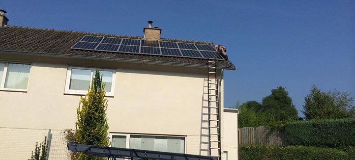 Zonnepanelen op een pannendak met ladder